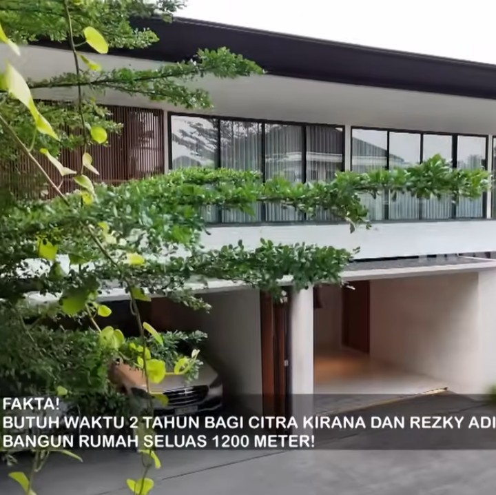 <p>Pasangan Citra Kirana dan Rezky Aditya tinggal di sebuah rumah mewah, Bunda. Rumah besar ini dibuat bergaya minimalis dengan nuansa putih, lho. (Foto: YouTube TRANS7 OFFICIAL)</p>