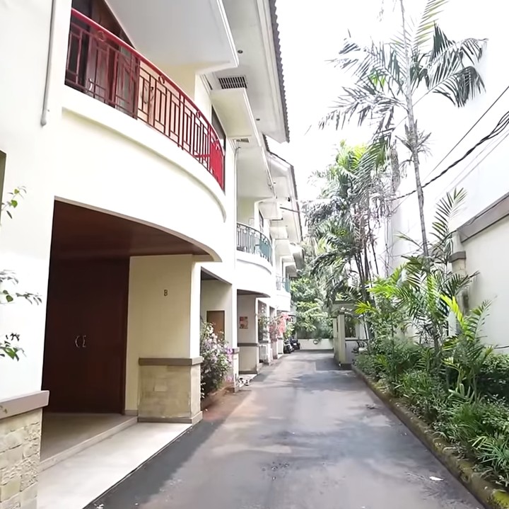 <p>Marshanda diketahui tinggal di salah satu kawasan elite Menteng, Jakarta Pusat. Rumah yang ia tempati saat ini berbentuk t<em>own house</em> yang merupakan peninggalan dari sang kakek. (Foto: YouTube TAULANY TV)</p>
