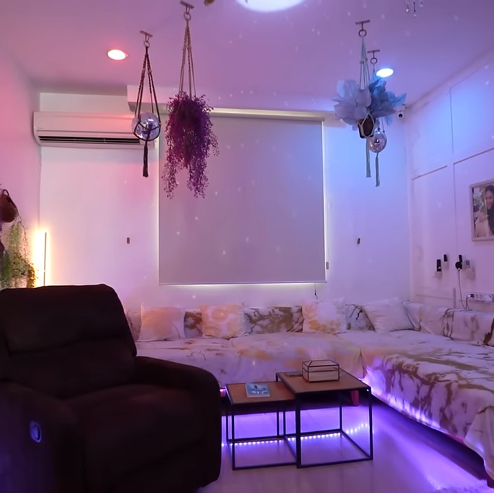 <p>Pada lantai dua, terdapat sebuah ruangan yang lebih private, Bunda. Ruangan ini memiliki dekorasi cantik dengan tanaman hias plastik dan lampu disko yang unik. (Foto: YouTube TAULANY TV)</p>