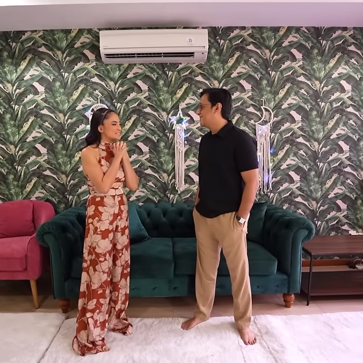 <p>Ketika memasuki rumah, Bunda akan langsung disambut oleh ruang tamu yang luas dengan kursi bentuk L dan karpet putih. Wanita yang akrab disapa Chaca ini menyebut konsep ini sengaja dibuat agar lebih leluasa ketika mengobrol dengan teman-teman.  (Foto: YouTube TAULANY TV)</p>