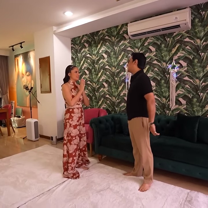 <p>"Teman-temanku kan banyak yang sudah punya anak. Jadi anak-anaknya pada main di lantai. Kalau pakai karpet jadinya lembut," katanya. (Foto: YouTube TAULANY TV)</p>