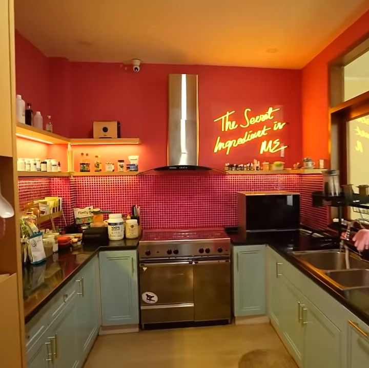 <p>Ruangan lain yang menarik perhatian di rumah Marshanda adalah dapur, Bunda. Ruangan ini didesain dengan dominasi warna merah, pink, dan baby blue yang sangat cantik. (Foto: YouTube TAULANY TV)</p>