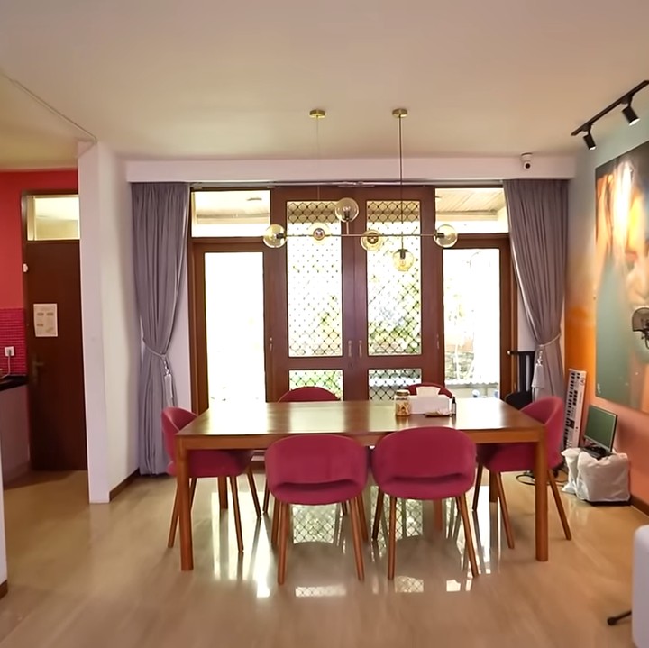 <p>Usut punya usut, Marshanda diketahui tinggal di salah satu kawasan elite Mampang, Jakarta Pusat. Rumah yang kini ditempatinya itu berbentuk <em>town house</em> yang merupakan peninggalan sang kakek. (Foto: YouTube TAULANY TV)</p>