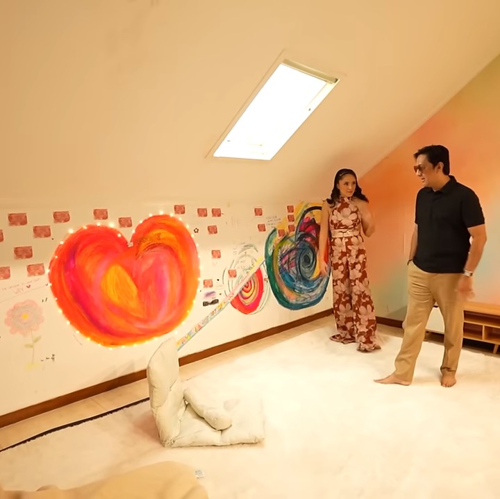 <p>Di lantai tiga, Chaca membuat ruangan khusus yang dinamakan creative space. Chacha menyebut di ruangan ini dirinya dan sang putri, Sienna, banyak menghabiskan waktu untuk berkreasi. "Aku seperti mendedikasikan satu tembok boleh Sienna coret-coret, ada quotes-quotes. Di sini suka banget dia," ujar Marshanda. (Foto: YouTube TAULANY TV)</p>