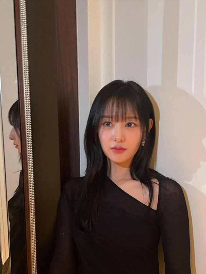 Saat menghadiri event Dior di Taipei, Kim Ji Won tampil anggun dengan midi dress asimetris berwarna hitam. Gaya rambut long wolf cut dengan poni tipis membuat penampilan Kim Ji Won semakin menawan./ Foto: Instagram/geewonii