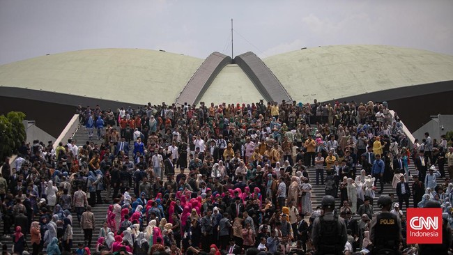 KPK memanggil dua saksi dalam penyidikan kasus dugaan gratifikasi pengadaan di MPR. Sekjen MPR menegaskan pimpinan tidak terlibat dalam kasus ini.