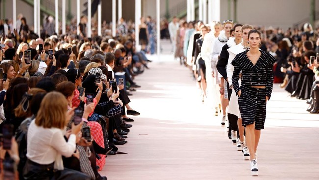FOTO: Chanel Kembali Pamerkan Koleksi Teranyarnya di Grand Palais