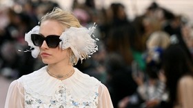 FOTO: Chanel Kembali Pamerkan Koleksi Teranyarnya di Grand Palais