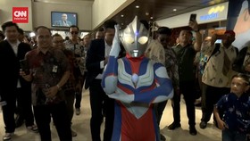 VIDEO: Gunakan Kostum Ultraman, Pria Ini Dilantik Jadi Anggota DPR RI