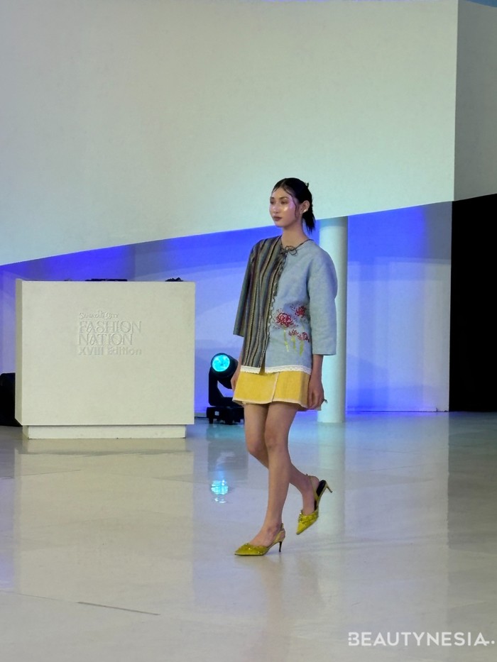 Ada juga blouse yang menggabungkan gaya khas Toko Didiyo, yakni dengan warna pastel dan hiasan bunganya, dipadukan setengah sisinya tenun sabuk anteng Lombok. Lalu, diperlengkap dengan rok cantik berwarna kuning cerah./Foto: Rini Apriliani/Beautynesia