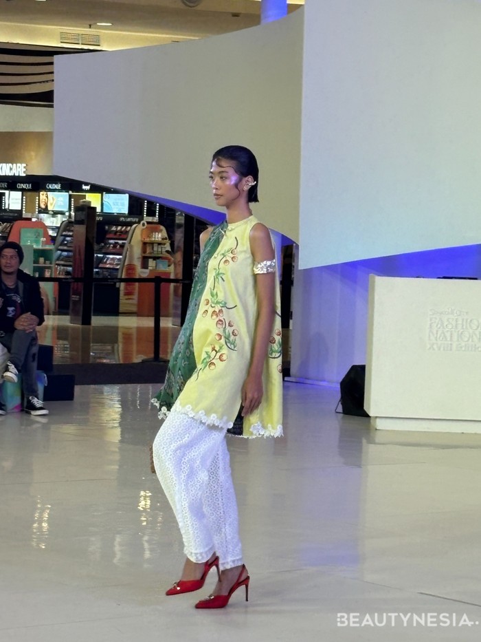 Pada pagelaran Fashion Nation Senayan City 2024, Cita Tenun Indonesia kolaborasi dengan 3 merek fesyen, salah satunya Toko Didiyo. Kolaborasi ini menghadirkan sederet koleksi casual-formal yang ingin lebih menyasar generasi muda./Foto: Rini Apriliani/Beautynesia