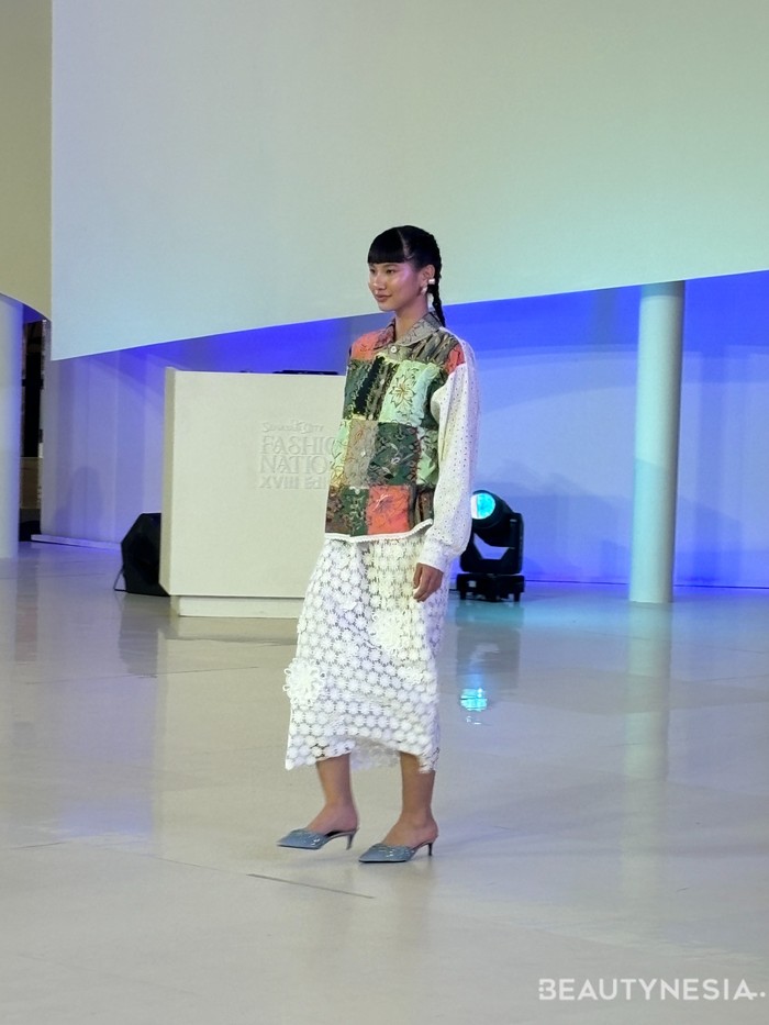 Koleksi lainnya yang cocok digunakan oleh Gen Z adalah kemeja dengan bagian depan yang diisi dengan potongan kain-kain tenun. Lalu, dipilih rok renda yang menambah kesan cantik dan casual yang bisa digunakan untuk ngemal. /Foto: Rini Apriliani/Beautynesia