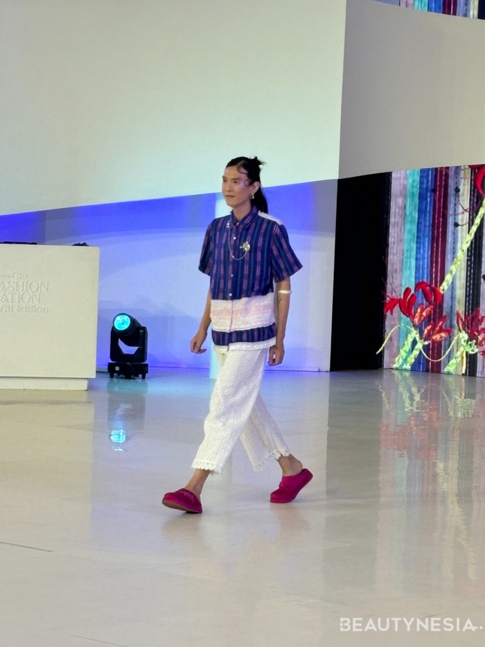 Untuk pria, koleksi yang satu ini bisa dijadikan untuk 'teman' ke acara semi-formal. Renda yang menghiasi bagian perutnya ini, tak hanya mempercantik, tapi juga membuat tampilan kemeja dengan kain tenun tersebut jadi lebih casual. /Foto: Rini Apriliani/Beautynesia