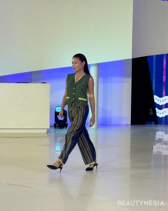 Koleksi ini memadukan vest bermotif tenun endek Bali dengan pants dari tenun sabuk anteng Lombok. Gaya yang simple ini, bisa digunakan pada acara formal atau casual./Foto: Rini Apriliani/Beautynesia