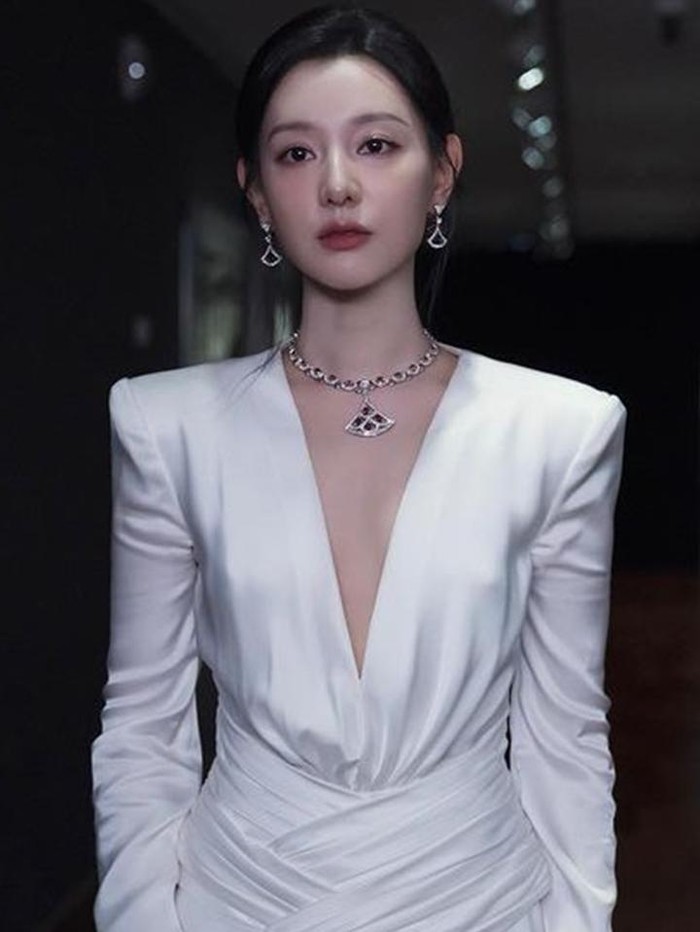 Usai resmi didapuk sebagai brand ambassador BVLGARI, Kim Ji Won memukau publik dengan gaun satin putih yang menyapu lantai. V-line gaunnya yang dalam dan berani membuat kalung serta anting yang dipakai Kim Ji Won lebih bersinar./ Foto: Instagram/geewonii