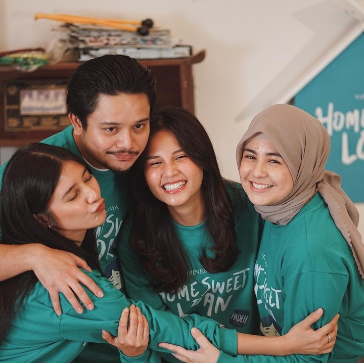 <p>Dalam kisahnya, Yunita mendalami peran sebagai sosok yang tertekan karena merasa dianaktirikan oleh kakak-kakaknya. Ia pun bekerja dengan sangat keras sebagai karyawan kantoran untuk menabung agar bisa keluar dari rumah yang membuatnya tak nyaman tersebut. (Foto: Instagram @yunitasiregar/@yestianovira)<br /><br /><br /></p>