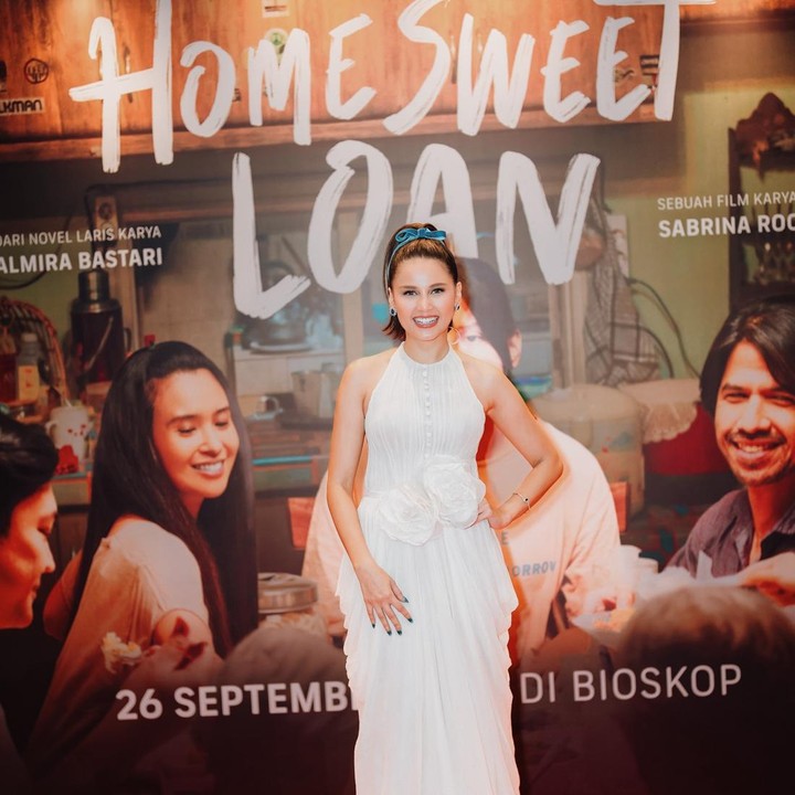 <p>Film <em>Home Sweet Loan</em> sedang ramai menjadi perbincangan lantaran dianggap <em>relate</em> dengan kehidupan banyak orang. Tak ketinggalan pula, Yunita Siregar yang menjadi pemeran Kaluna dalam film ini turut mencuri perhatian. (Foto: Instagram @yunitasiregar/@armanfebryan)</p><p><br /><br /></p>