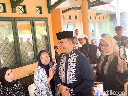 Video: Rano Karno-Anies Baswedan Melayat ke Rumah Duka Marissa Haque
