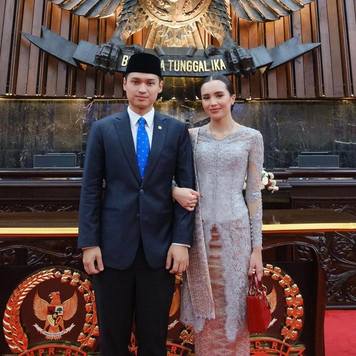 <p>Momen pelantikan ini Beby bagikan di akun Instagram pribadinya. Dalam unggahan tersebut, ia meninggalkan <em>caption</em> berupa ucapan selamat untuk sang suami. "Selamat, sayang! Bismillah," tulisnya, dikutip dari akun @bebytsabina.(Foto: Instagram @bebytsabina)<br /><br /><br /></p>