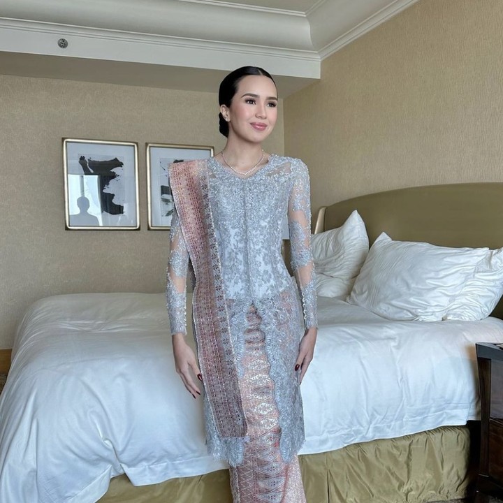 <p>Beby tampil menawan dengan kebaya tradisional brokat panjang berwarna silver. Penampilannya bertambah sempurna dengan kalung berwarna senada, songket sebagai selendang, serta make up-nya yang <em>flawless.</em> (Foto: Instagram @bebytsabina)<br /><br /><br /></p>