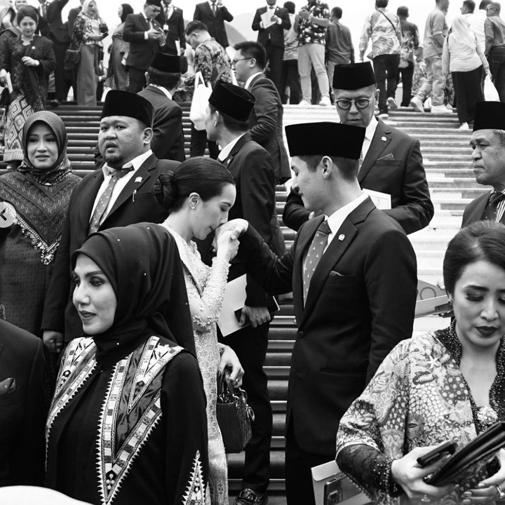 <p>Pada Selasa, 1 Oktober kemarin, anggota DPR RI terpilihperiode 2024-2029 resmi dilantik di Ruang Sidang Paripurna, Kompleks Parlemen, Jakarta, Bunda. Salah satu di antara para wakil rakyat tersebut adalah Rizki Aulia Rahman Natakusumah, suami aktris cantik Beby Tsabina. (Foto: Instagram @bebytsabina)<br /><br /><br /></p>