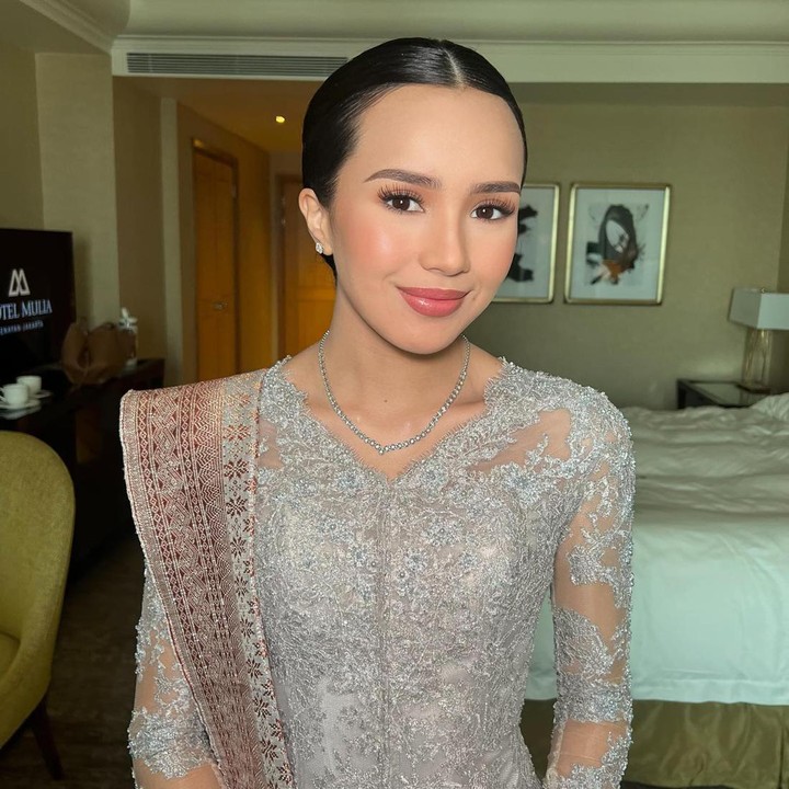 <p>Kemudian ada pula hal menarik dari lain dari postingan tersebut, yakni soal penampilan Beby. Perempuan berusia 21 tahun ini tampil cantik dan anggun dalam balutan kebaya. (Foto: Instagram @bebytsabina)<br /><br /><br /></p>