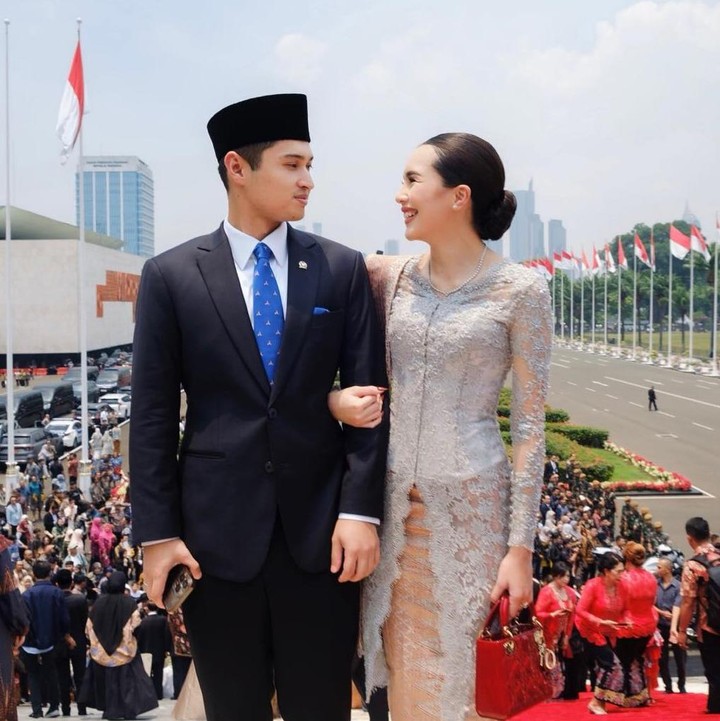 <p>Unggahan Beby ini lantas mendapat banyak reaksi. Di sana, Rizki dibanjiri ucapan selamat hingga diharapkan dapat mengemban jabatan tersebut dengan amanah. "<em>Masyallah till jannah</em>. Selamaat paksu nya beby," tutur @ayu****.(Foto: Instagram @bebytsabina)<br /><br /><br /></p>