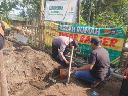 Bhabinkamtibmas Amankan Program Bedah Rumah di Desa Wonoagung Malang