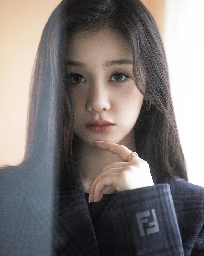 Berkolaborasi dengan rumah mode mewah asal Italia, ketujuh anggota BABYMONSTER mengenakan koleksi Fendi Women Fall/Winter 2024/25 yang memancarkan pesona elegan mereka dalam pemotretan kali ini. / Foto: instagram.com/nylonjapan