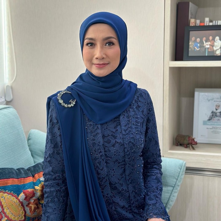 <p>Selanjutnya, Desy Ratnasari. Bunda seorang anak kembali mengabdikan diri menjadi anggota DPR RI untuk periode ke-3. Lewat postingan, ia mengucapkan syukur karena diberi kemudahan untuk dapat mengemban amanah tersebut. "Memulai kembali pengabdian di periode ke-3, Maa syaa Allah, Tabarakallah, Alhamdulillah dimudahkan Allah." (Foto: Instagram @desyratnasariterdepan)<br /><br /><br /></p>