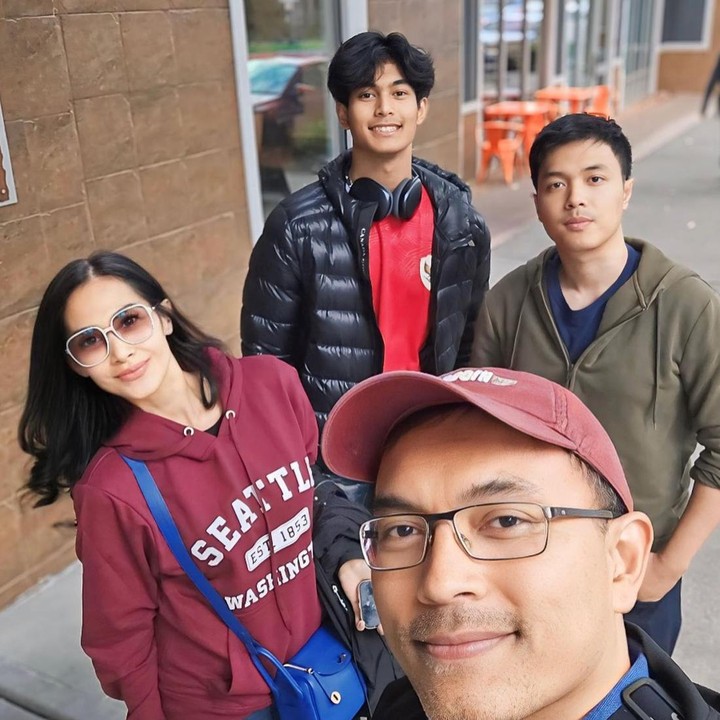 <p>Terakhir, Diah membagikan postingan dengan keluarga lengkap. Di caption, lagi-lagi ia menulis doa serta harapan untuk Marco yang akan ditinggal menuntut ilmu. "Tugas Ortu ketika mengantar Anak ketika pertama masuk TK- University. <em>Bismillah</em>, Semoga sehat Terus jd mama& papa.. bisa selalu bersama.. ya Marco. <em>Good Luck &Study Hard My lil Son, you’re not So lil anymore.</em> (Foto: Instagram @dps_diahpermatasari)</p>