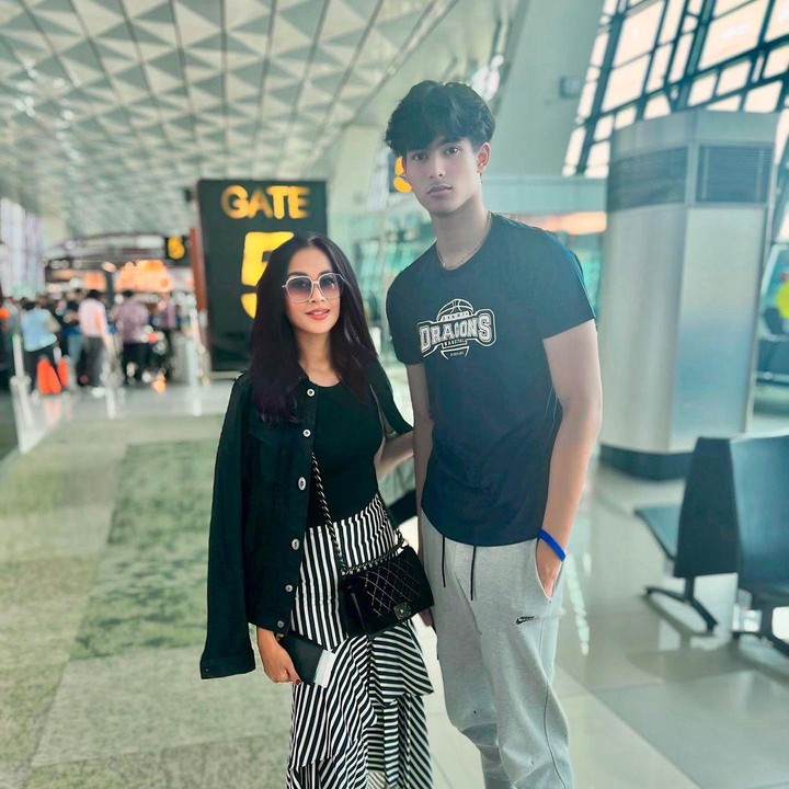 <p>Di unggahan lainnya, Diah juga membagikan momen keberangkatan anaknya. Tak sendirian, Diah bersama suami dan putra sulungnya ternyata ikut mengantar Marco hingga ke negara berjuluk Negeri Paman Sam itu.(Foto: Instagram @dps_diahpermatasari)<br /><br /><br /></p>