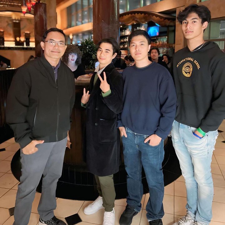 <p>Lewat caption, Diah menjelaskan bahwa sang putra akan kuliah di Amerika Serikat, Bunda. Ia pun menuliskan doa serta harapan dari keluarga untuk si bungsu. "Jelang Berpisah SEMENTARA dengan Marco. Di Sambut Dengan Pelangi yang indah di langit. Selamat Belajar yg Rajin Di US ya Marco, Doa yg Terbaik Selalu dari Mama, papa & kakak. Sampai Jumpa lagi, <em>GOD Bless You, Love you Marco,Bye bye</em>," tulisnya di caption foto. (Foto: Instagram @dps_diahpermatasari)<br /><br /><br /></p>