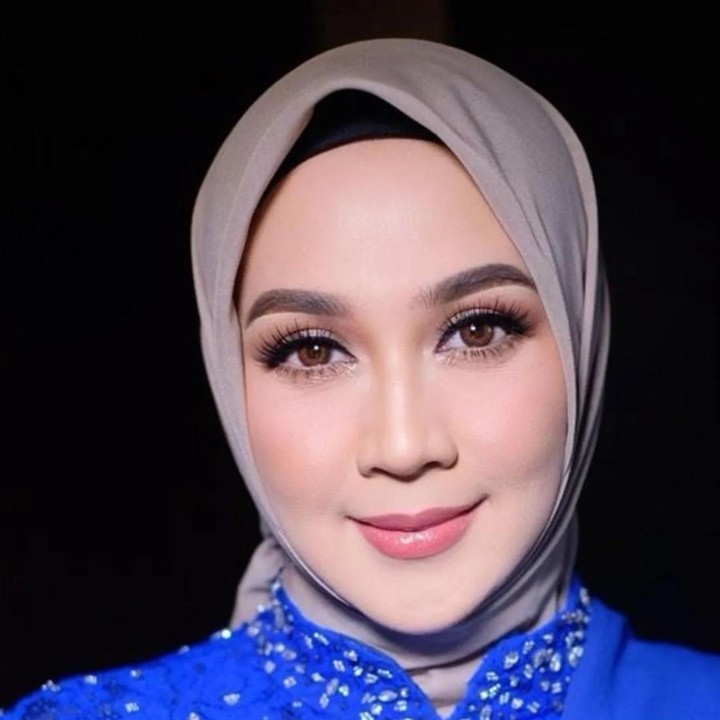 <p>Bunda seleb pertama yakni Dina Lorenza, Bunda. Perempuan berusia 49 tahun ini dilantik menjadi anggota DPR-RI daerah pemilihan Jawa Timur III periode 2024-2029. "Bismillah. Trimakasi atas ucapan,doa dan perjuangan kita u kemajuan Dapil Jatim 3," tulisnya di caption foto. (Foto: Instagram @dinalorenza1975)<br /><br /><br /></p>