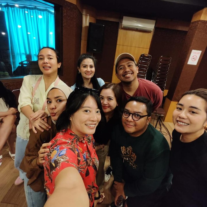 <p>Baru-baru ini, Joshua Suherman membagikan potret reuni para mantan penyanyi cilik 90-an. Dalam foto yang dibagikan, ada berbagai nama mantan penyanyi cilik terkemuka seperti Enno Lerian, Tasya Kamila, Dea Ananda, Saskia Anggun Chairunnisa, Geofanny Tambunan, Melisa Trisnadi, dan Leony. (Foto: Instagram @jojosuherman)</p>