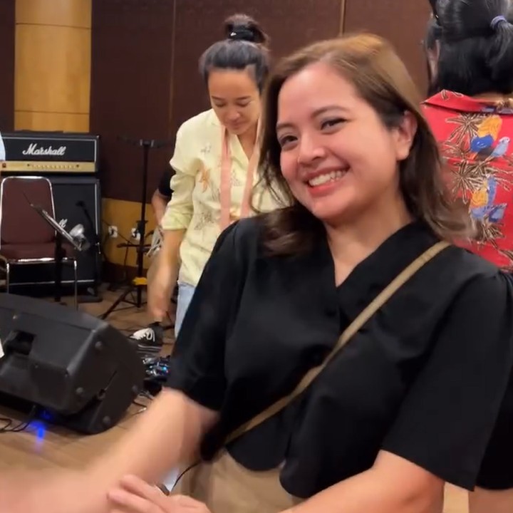 <p>Tasya Kamila yang mempopulerkan lagu <em>Aku Anak Gembala</em> juga turut hadir di tengah kesibukannya sebagai Bunda, nih. (Foto: Instagram @ennolerian_)</p>
