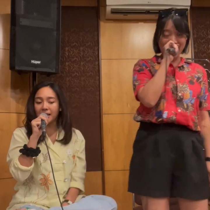 <p>Dea Ananda bercerita, mereka berkumpul untuk mempersiapkan sebuah penampilan spesial di panggung musik<em> Synchronize Festival</em> yang akan digelar pada 4-Oktober 2024 mendatang. "Kemarin kita rehearsal <em>LAGU ANAK MASA KE MASA.</em> Jumpa kita semua di @synchronizefest hari kedua jam 16.30 ya!!" tulis Dea dalam unggahannya. (Foto: Instagram @dea_ananda)</p>