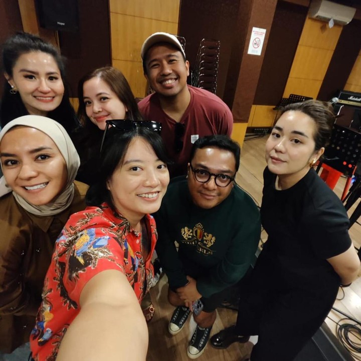 <p>Momen kebersamaan mantan penyanyi cilik 90-an sukses membuat netizen bernostalgia. "Kalian yang menemani masa kecilku dengan lagu-lagu kalian, legend," komentar @gwicakso****. "Dulu tontonanku lagu-lagu mereka," ucap @luluahpu****. "Bagus juga tuh kalau ngadain konser reunian penyanyi cilik pada masanya," kata akun @cepy_far**** (Foto: Instagram @jojosuherman)</p>