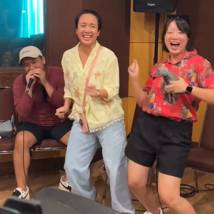 <p>Dalam cuplikan video yang dibagikan, para mantan penyanyi cilik terlihat bersenang-senang ketika sedang melakukan <em>rehearsal.</em> Dea Ananda dan Leony asyik berjoget sambil menyanyi. (Foto: Instagram @ennolerian_)</p>