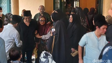 Duka Ikang Fawzi Antar Mendiang Istri Menuju Tempat Peristirahatan Terakhir