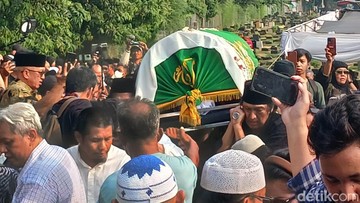 Tangis Pilu Ikang Fawzi dan Anak Lepas Kepergian Marissa Haque