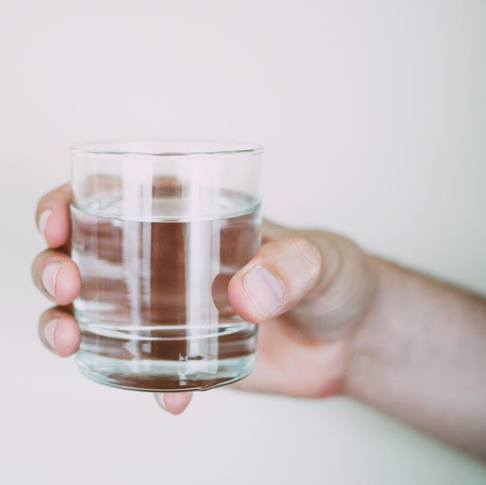 Jarang minum air putih/Foto: pexels/Lisa Fotios