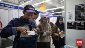 FOTO: Gerilya Pencari Kerja Berburu Lowongan Kala Pengangguran Tinggi
