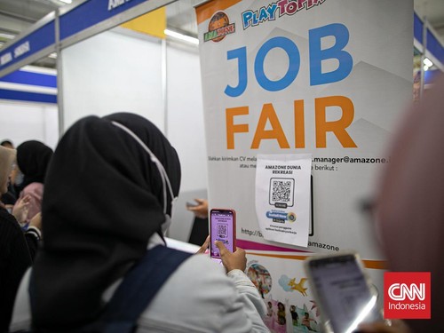 Sejumlah pencari kerja mengunjungi pameran bursa kerja Jakarta Job Fair di Tamini Square, Jakarta Timur, Rabu (2/10/2024). (CNN Indonesia/ Adi Ibrahim)