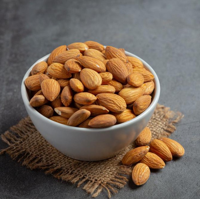 Kacang almond/ Foto: Freepik.com/jcomp