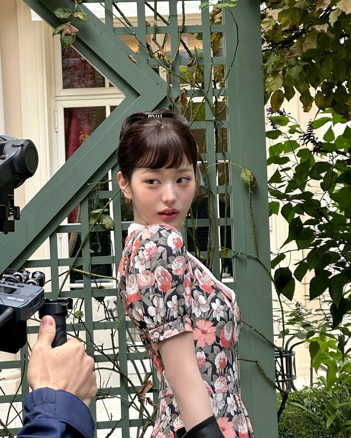 Kedatangan Wonyoung dalam acara Miu Miu Show di Paris Fashion Week ini sukses menyita sorotan publik dan antusias penggemar luar negeri yang turut hadir untuk menyaksikan penampilan terbarunya./ Foto: instagram.com/for_everyoung10