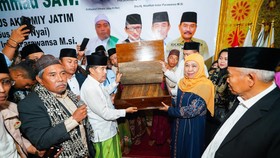 Hadiri Deklarasi Akromy Jatim, Khofifah Terima Kado Berusia 700 Tahun