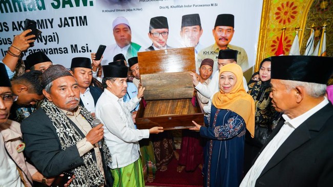 Cagub Jatim Khofifah menerima naskah Al-Qur'an kuno berusia 700 tahun dalam Deklarasi Aliansi Akromy Jatim di Pasuruan, Selasa (29/4).