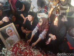 Cerita Anak Marissa Haque Lihat Sang Ibu Tak Bergerak di Kamar