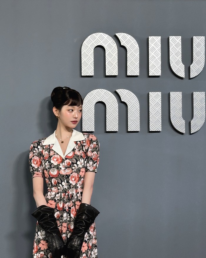 Member IVE tersebut hadir sebagai perwakilan duta global Miu Miu dari Korea dengan memperkenalkan koleksi item fashion terbaru yang akan diluncurkan brand menyambut datangnya musim semi dan musim panas di tahun 2025./ Foto: instagram.com/for_everyoung10